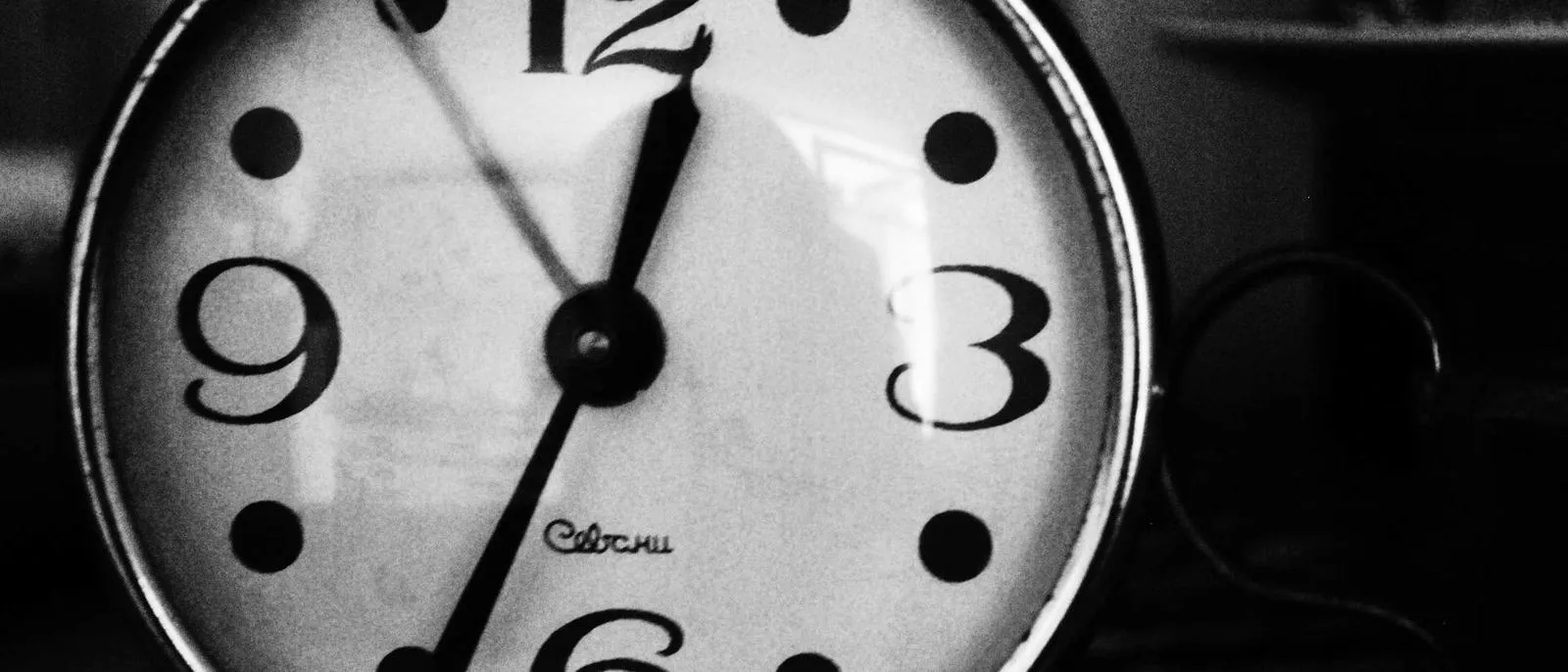 Zifferblatt einer Uhr in Schwarzweiß